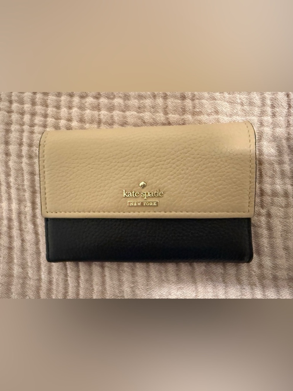 Kate Spade ♠️ Two-Tone Light Tan and Black Pebbled Leather Wallet - Picture 9 of 11